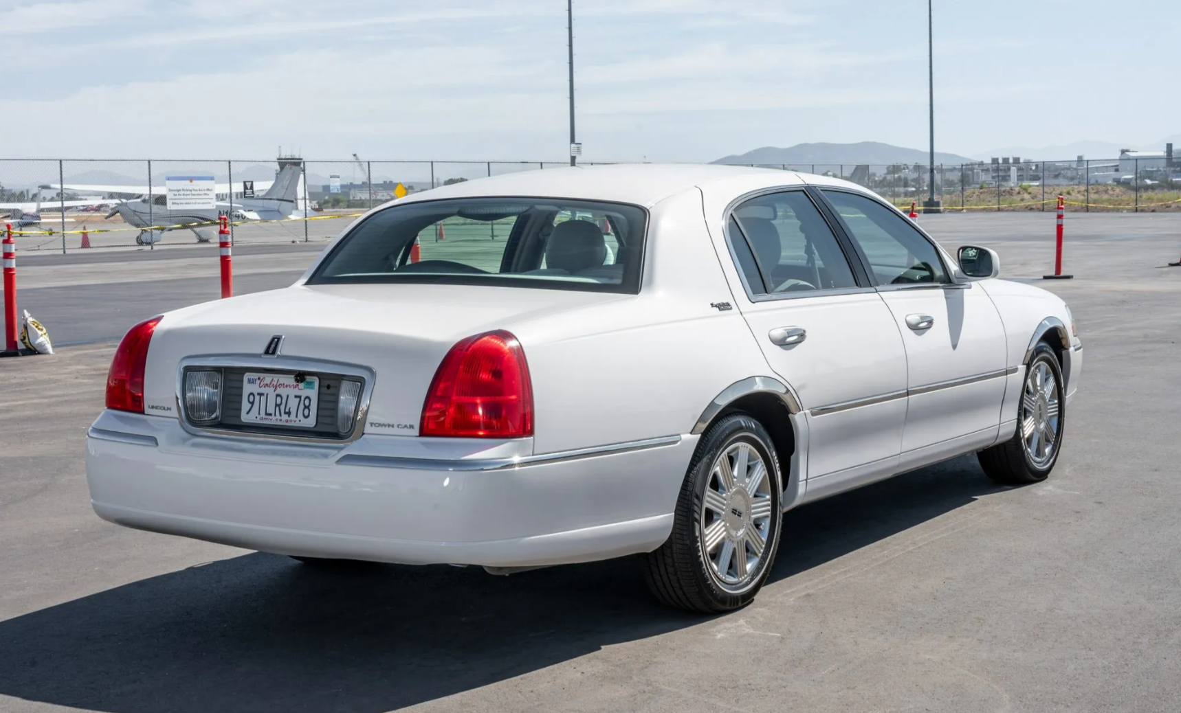 Used 2008 Lincoln Town Car Signature Limited RWD image 2