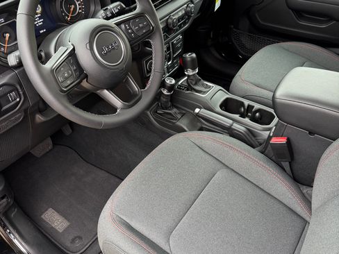 Used 2025 Jeep Wrangler Unlimited Rubicon image 9