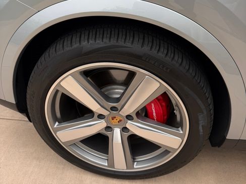 Used 2025 Porsche Cayenne S AWD/4WD image 8