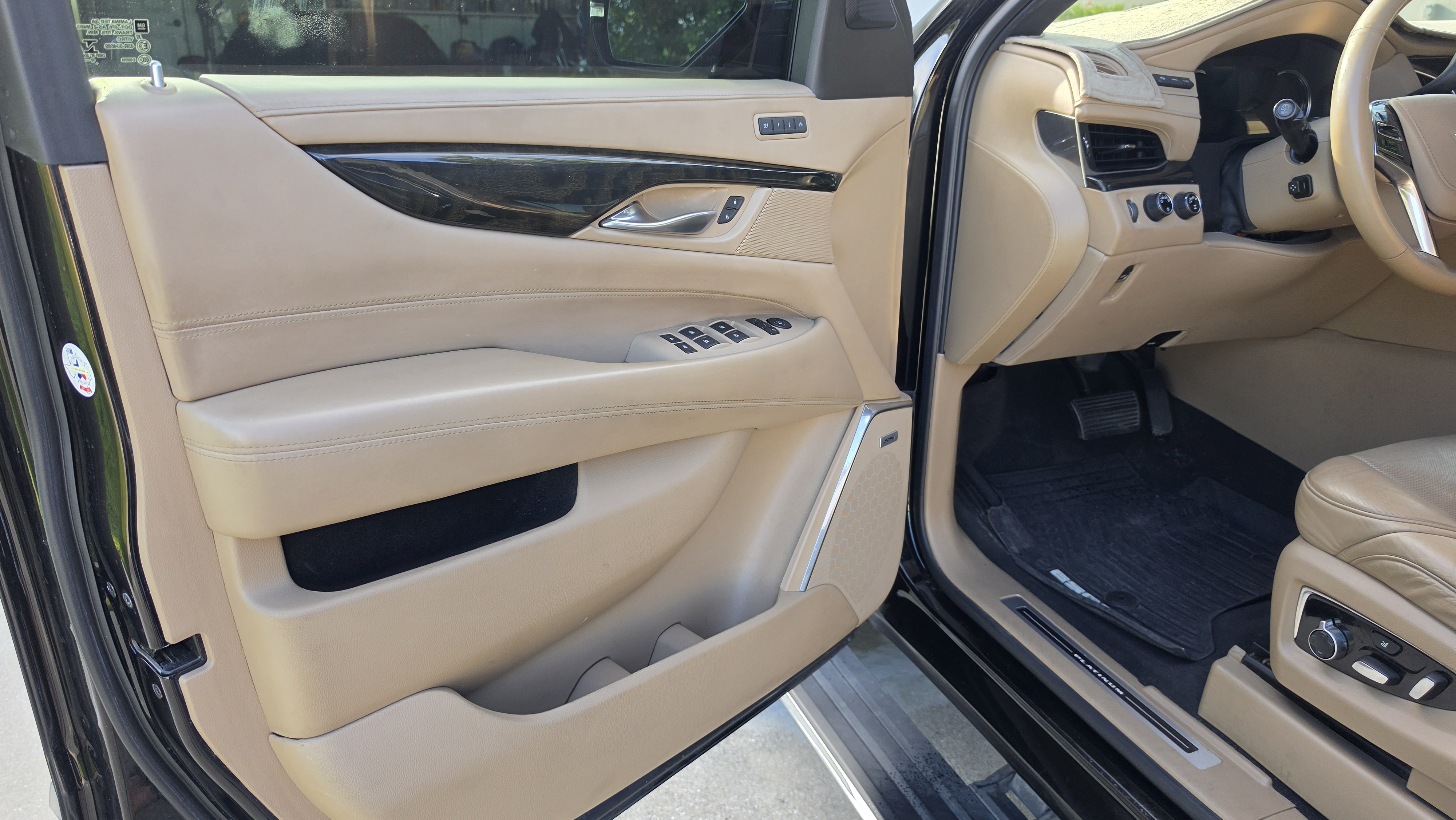 Used 2018 Cadillac Escalade Platinum AWD/4WD image 10