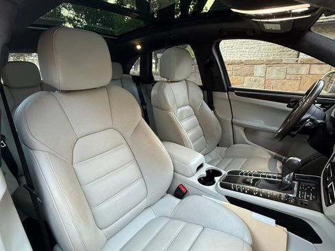Used 2020 Porsche Macan Turbo image 16