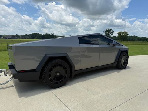 Used 2025 Tesla Cybertruck AWD Crew Cab image 16