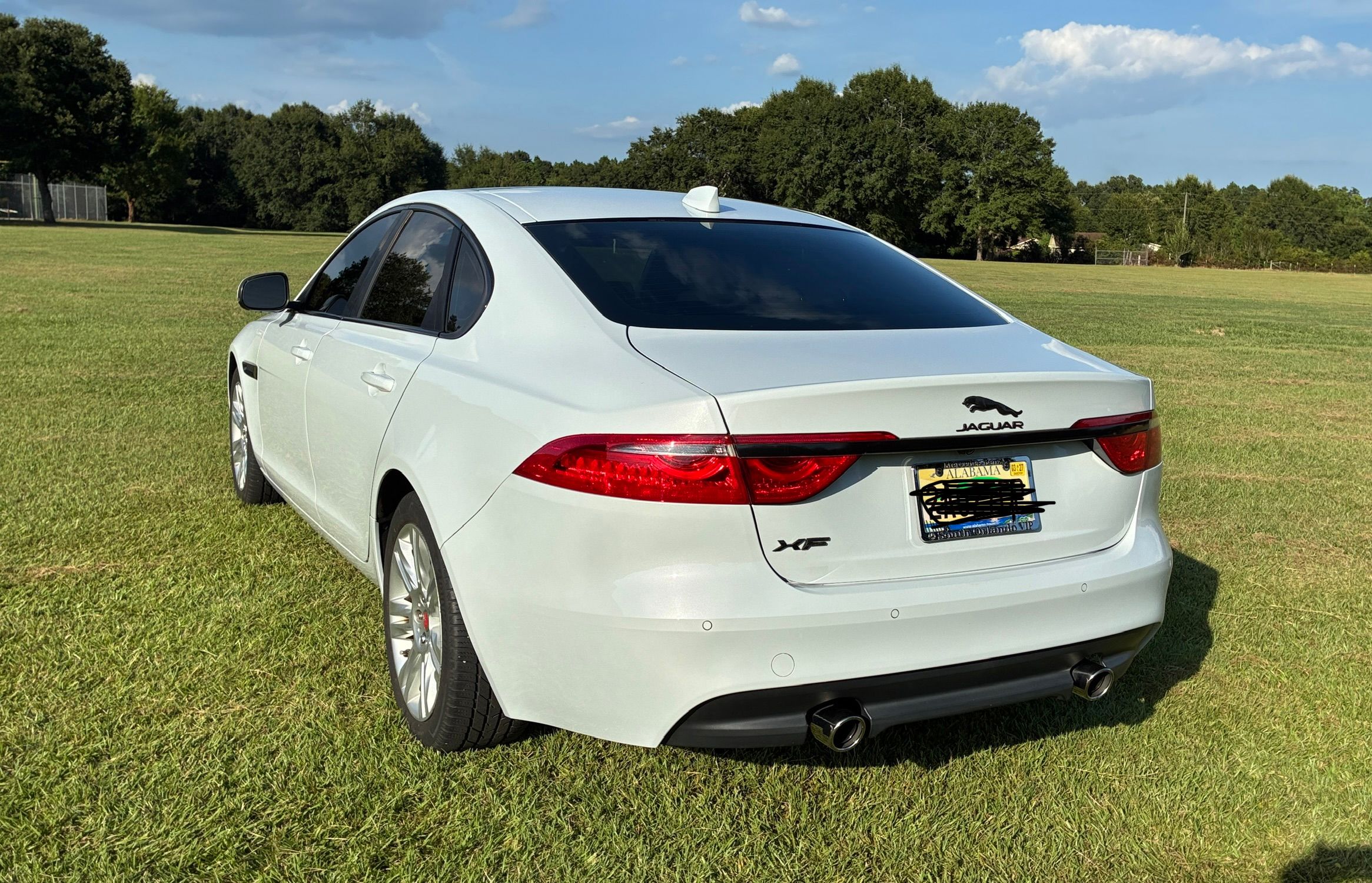 Used 2017 Jaguar XF Premium RWD image 2