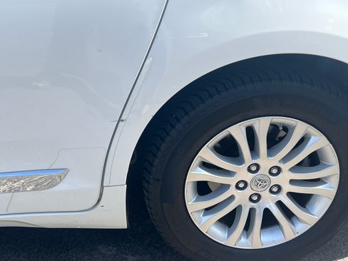 Used 2017 Toyota Sienna XLE w/ XLE Navigation Package image 8