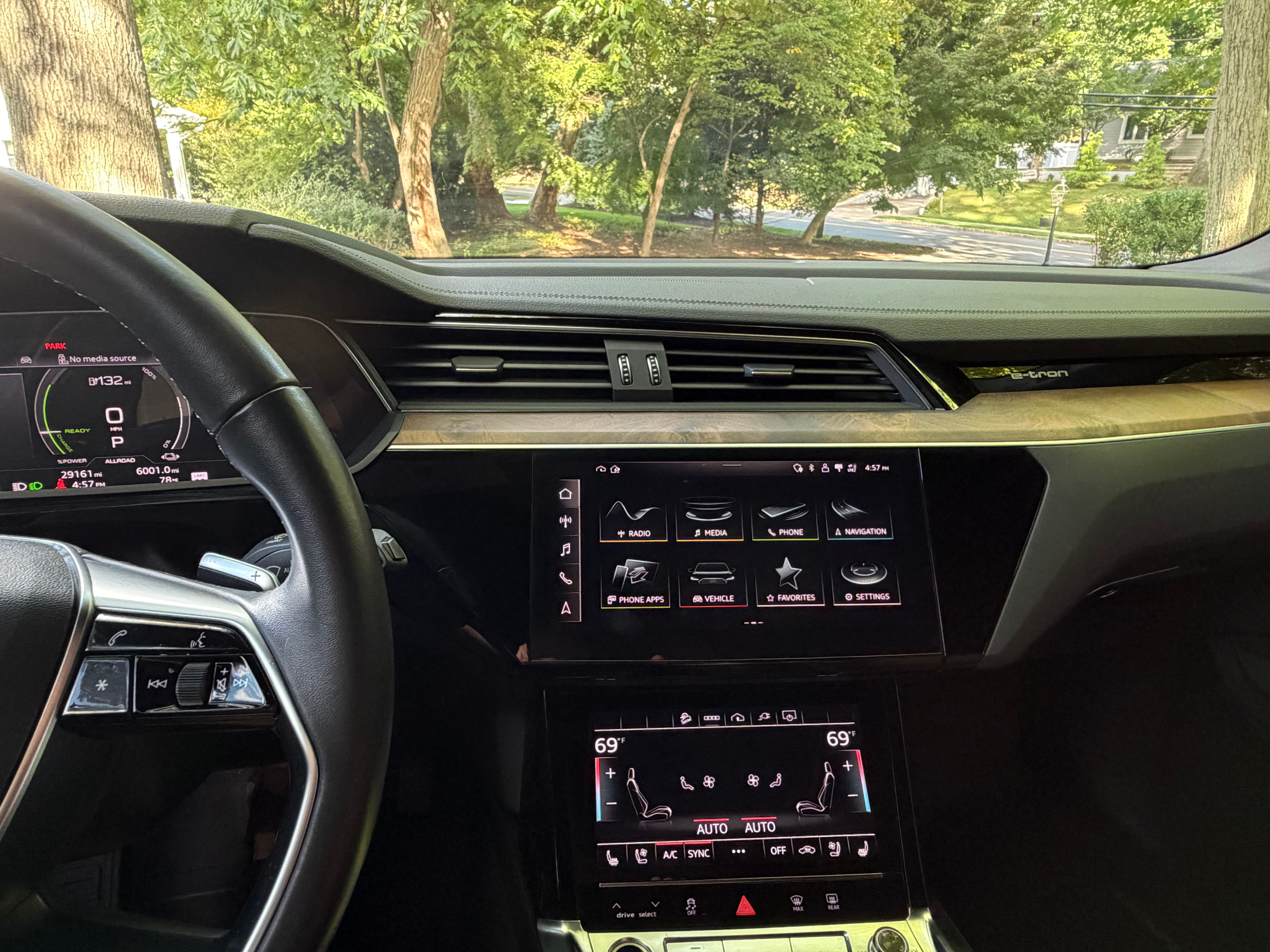 Used 2022 Audi e-tron Premium Plus w/ Premium Plus Package AWD/4WD image 8
