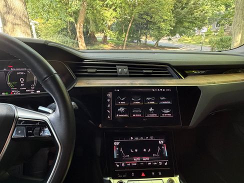Used 2022 Audi e-tron Premium Plus w/ Premium Plus Package AWD/4WD image 8