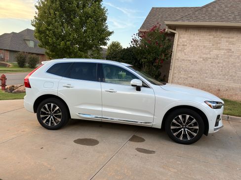 Used 2023 Volvo XC60 B5 Plus AWD/4WD image 2