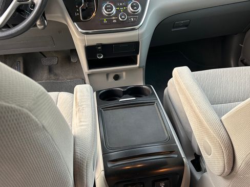 Used 2018 Toyota Sienna LE FWD image 23