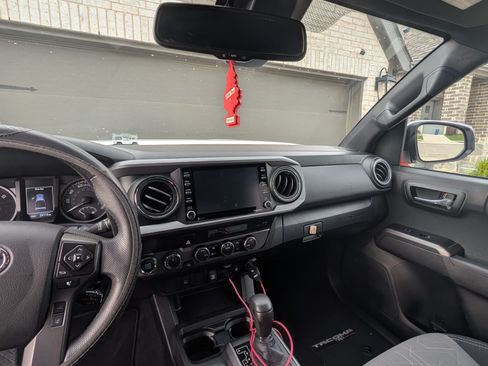 Used 2022 Toyota Tacoma TRD Off-Road AWD/4WD image 15