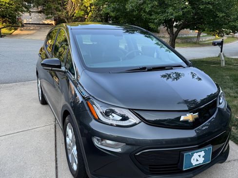 Used 2019 Chevrolet Bolt LT FWD image 2