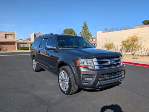Used 2017 Ford Expedition EL Platinum image 4