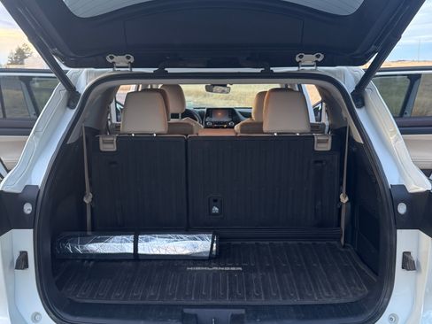 Used 2021 Toyota Highlander XLE image 11