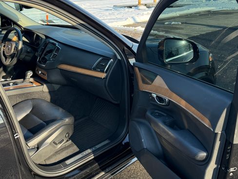 Used 2022 Volvo XC90 T6 Momentum w/ Climate Package image 11