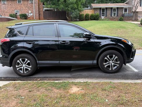 Used 2018 Toyota RAV4 LE FWD image 1