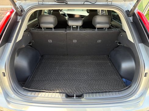 Used 2024 Kia Niro SX Touring image 9
