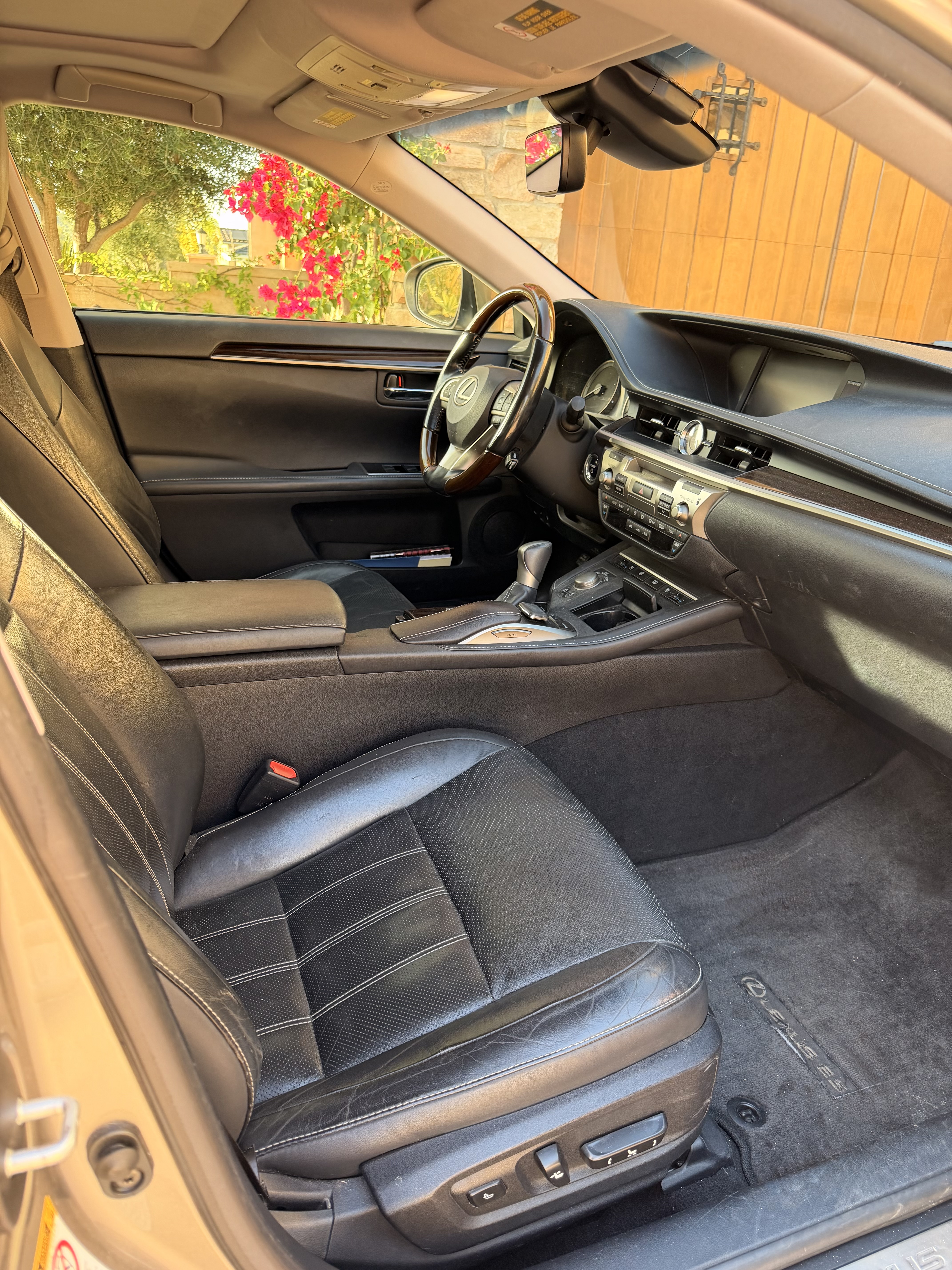 Used 2016 Lexus ES 300h w/ Luxury Package w/Wood Trim FWD image 10