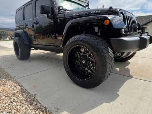 Used 2018 Jeep Wrangler Unlimited Rubicon w/ Connectivity Group AWD/4WD image 2