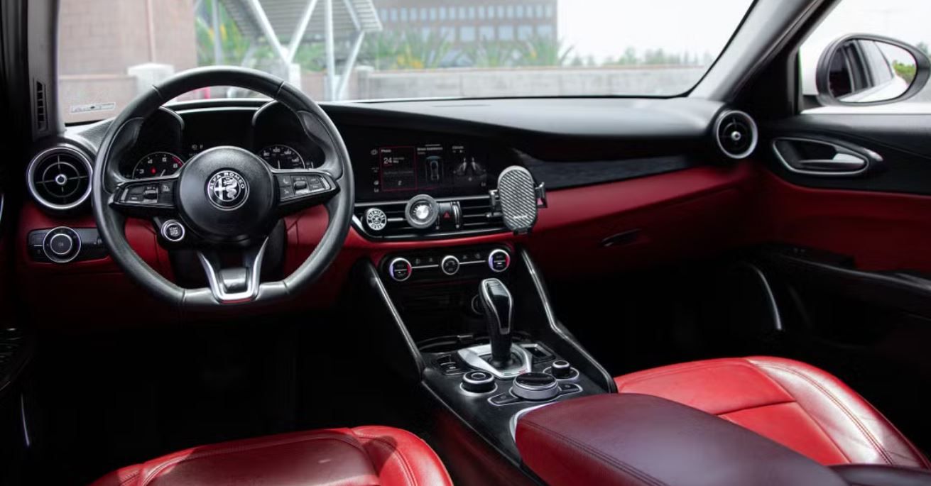 Used 2020 Alfa Romeo Giulia RWD image 16