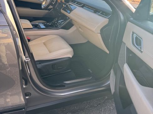 Used 2019 Land Rover Range Rover Velar R-Dynamic SE image 11