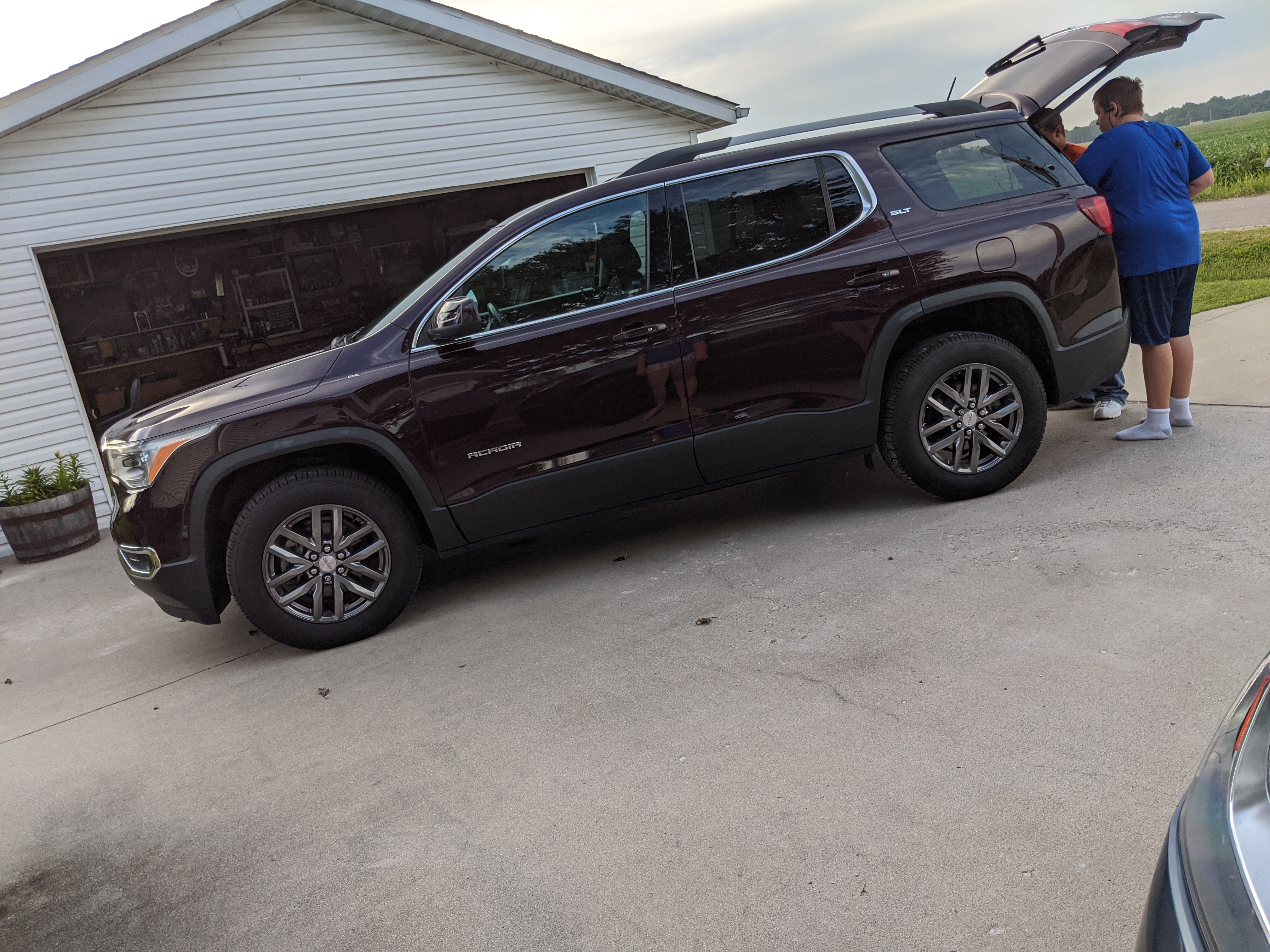 Used 2017 GMC Acadia SLT w/ LPO, Cargo Package FWD image 1