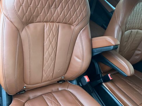 Used 2022 BMW X7 xDrive40i w/ M Sport Package image 15