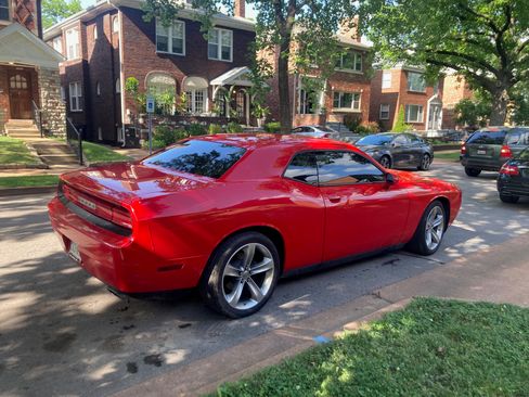 Used 2014 Dodge Challenger SXT RWD image 4