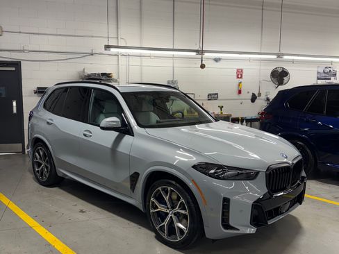 Used 2026 BMW X5 xDrive50e image 2