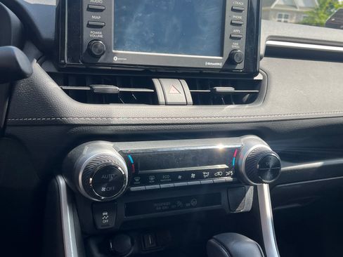 Used 2021 Toyota RAV4 LE AWD/4WD image 4