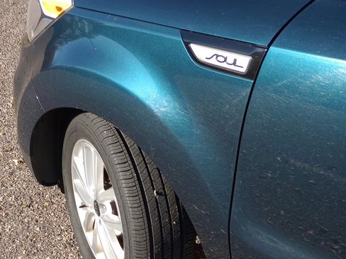 Used 2017 Kia Soul + image 12