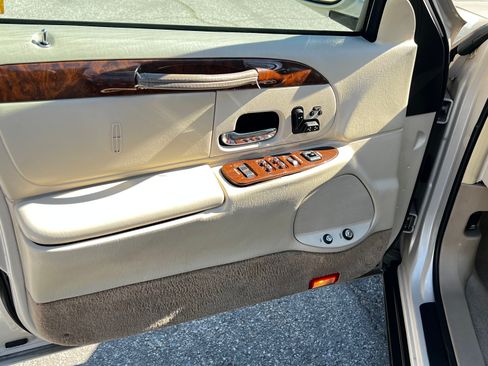 Used 2001 Lincoln Town Car Signature image 10