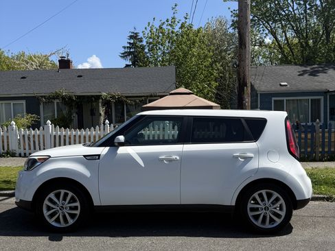 Used 2018 Kia Soul + FWD image 4