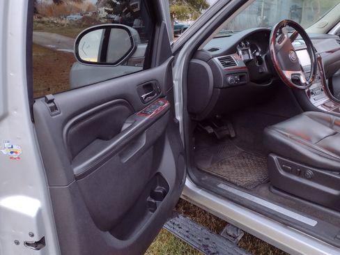 Used 2013 Cadillac Escalade ESV Premium image 12