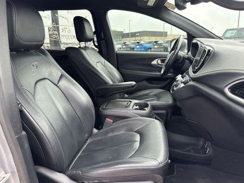 Used 2021 Chrysler Pacifica Touring-L w/ Uconnect Theater Family Group image 4