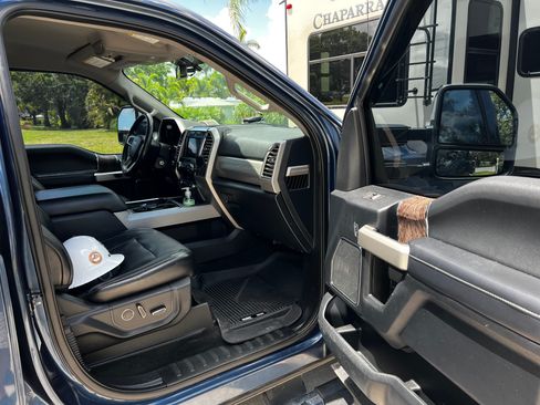 Used 2017 Ford F350 Lariat w/ Chrome Package image 4