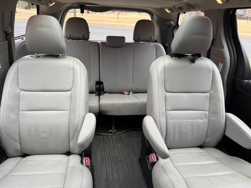 Used 2017 Toyota Sienna Limited Premium image 18