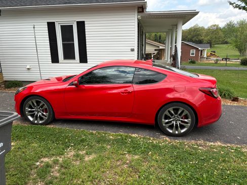 Used 2016 Hyundai Genesis Coupe 3.8 RWD image 1