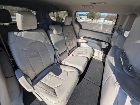 Used 2017 Chrysler Pacifica Touring-L image 5