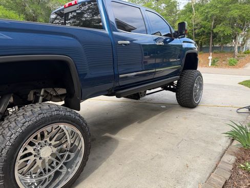 Used 2016 GMC Sierra 2500 Denali w/ Duramax Plus Package AWD/4WD image 4