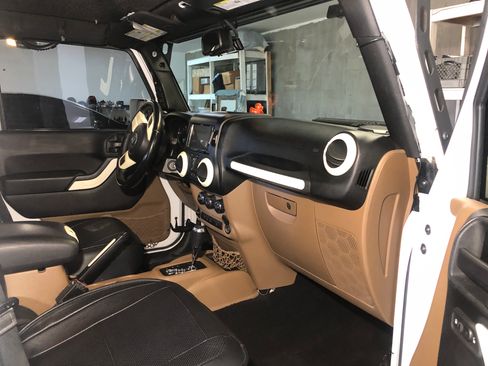 Used 2015 Jeep Wrangler Unlimited Sahara w/ Connectivity Group image 13