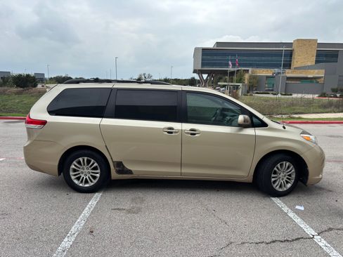 Used 2011 Toyota Sienna XLE image 2