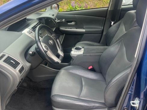 Used 2014 Toyota Prius V Five FWD image 6