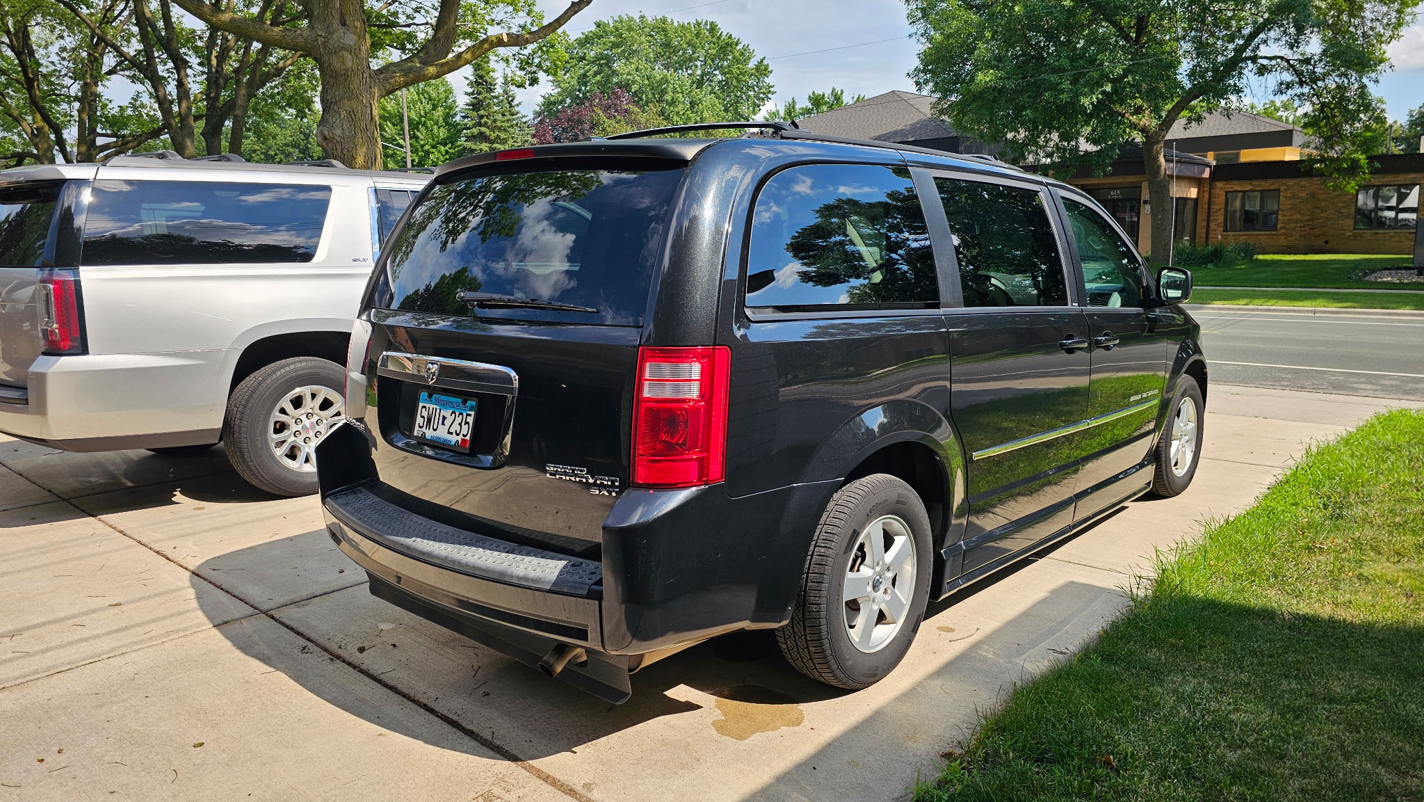Used 2010 Dodge Grand Caravan SXT FWD image 4