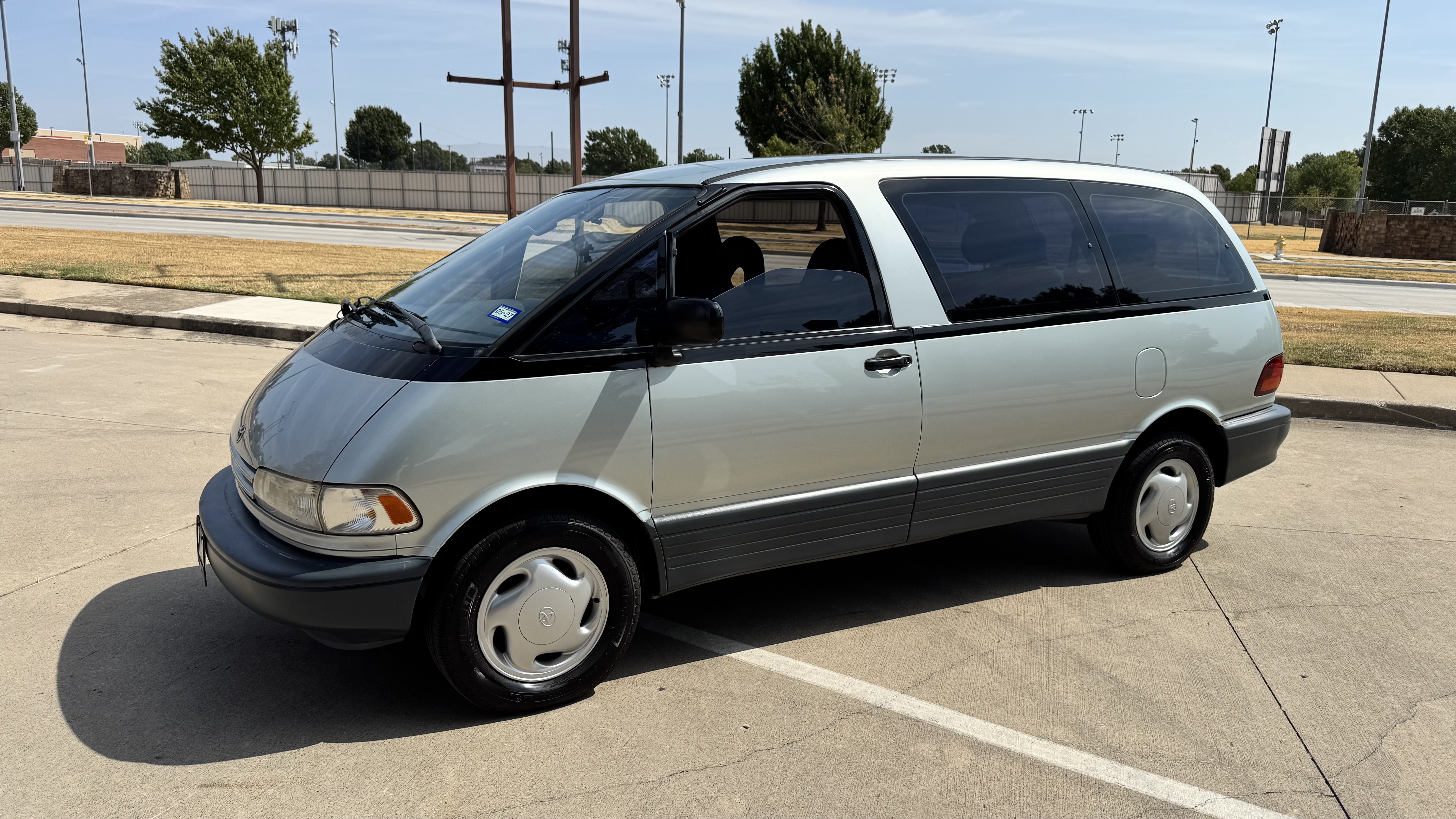 Used 1993 Toyota Previa Deluxe RWD image 4