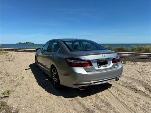 Used 2017 Honda Accord Touring image 11