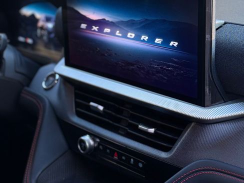 Used 2025 Ford Explorer ST-Line w/ ST-Line Street Pack image 11