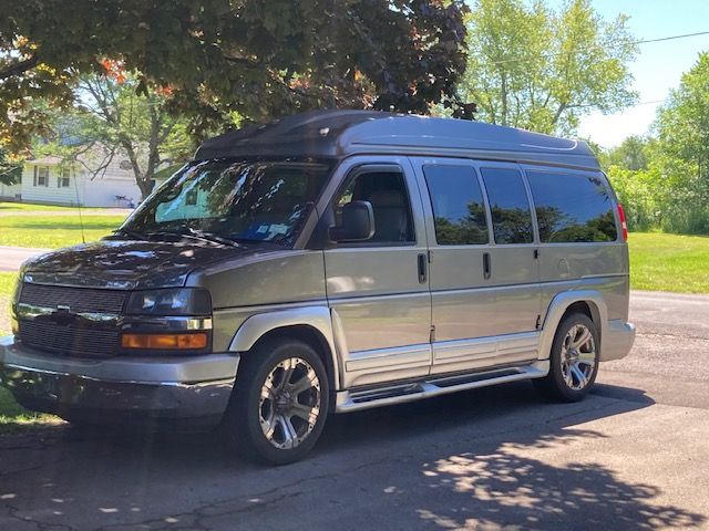 Used 2010 Chevrolet Express 1500 w/ Preferred Equipment Group RWD image 1