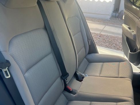 Used 2017 Hyundai Elantra SE image 18