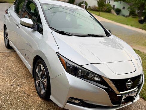 Used 2018 Nissan Leaf SV w/ SV All Weather Package FWD image 1