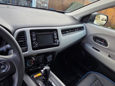 Used 2016 Honda HR-V LX image 12