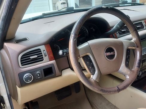 Used 2013 GMC Yukon XL SLT image 2